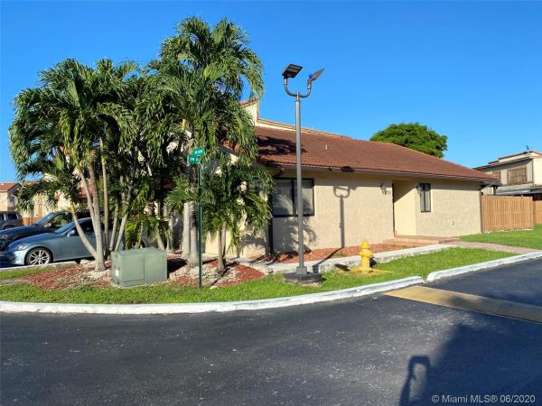 Tamiami Lakes Townhomes, 1131 SW 134th Pl, Tamiami, Florida 33184, image 2