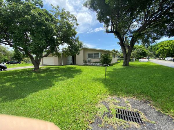 Twin Lakes Manor, 6260 SW 61st St, South Miami, Florida 33143, image 2