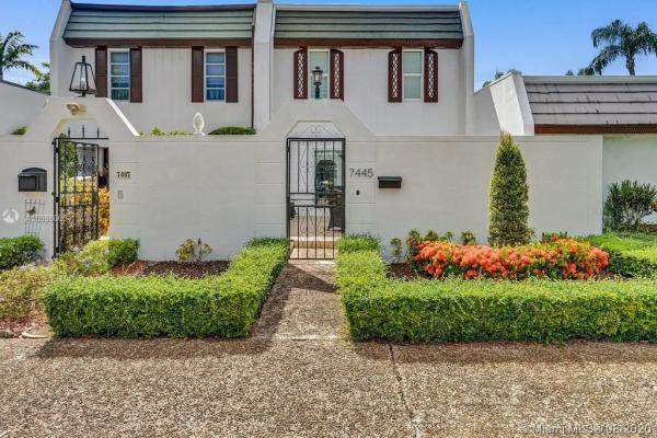 Miami Lakes Golf Course Village, 7445 Twin Sabal Dr #7445, Miami Lakes, Florida 33014, image 2