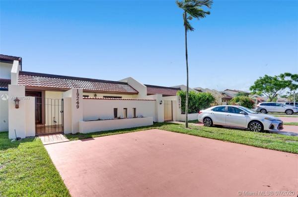 Townhomes Of Country Lake, 19249 NW 64th Ct #1, Country Club, Florida 33015, image 2