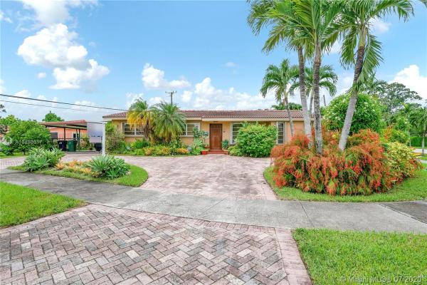 Heftler Homes, 10520 SW 46th Ter, Westwood Lakes, Florida 33165, image 2