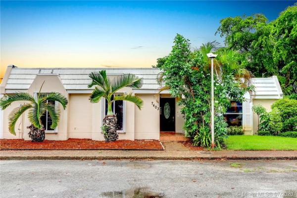 Miami Lakes Golf Course Village, 7403 Twin Sabal Dr, Miami Lakes, Florida 33014, image 2