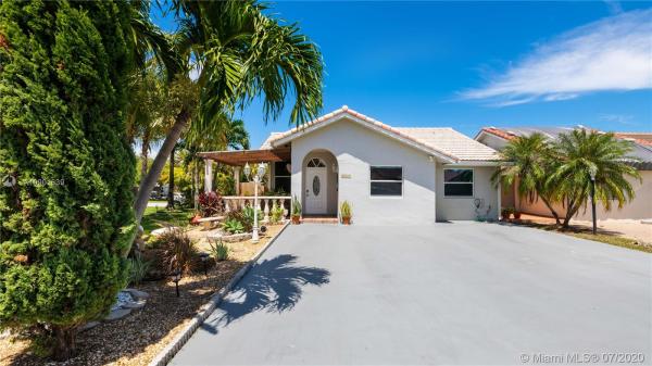 Bird Lakes Townhouses, 4817 SW 144th Ct, Kendale Lakes, Florida 33175, image 2