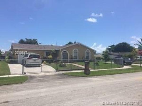 Meadow Wood Manor, 26685 SW 124th Ct, Kendale Lakes, Florida 33032, image 2