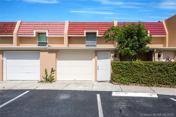 Country Club Of Miami Fairway Townhouses, 18978 Bobolink Dr, Hialeah, Florida 33015, image 2