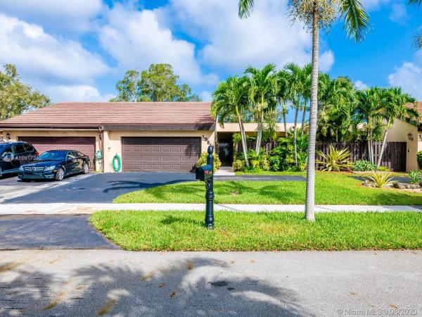 Royal Singapore Lake, 19515 E Lake Dr #19515, Country Club, Florida 33015, image 2