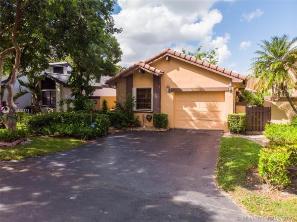 The Moors Cluster Homes, 6312 NW 174th Ter, Country Club, Florida 33015, image 2