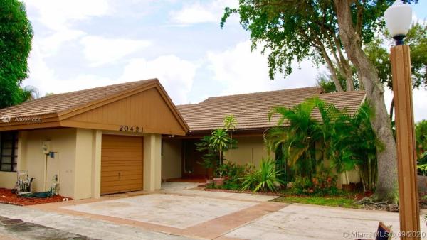 Sky Lake Villas, 20421 NE 10th Pl, Ives Estates, Florida 33179, image 2