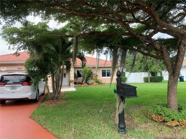 13217 SW 200th Ter, Unincorporated Dade County, Florida 33177, image 2