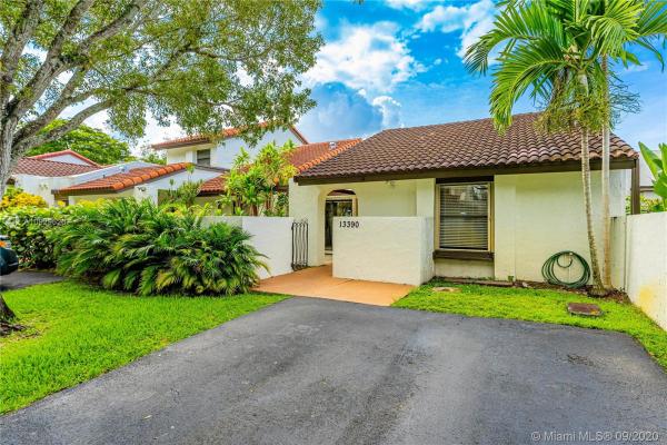 Town Villas In The Crossings, 13390 SW 112th Ln, The Crossings, Florida 33186, image 2