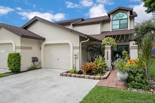 Valencia Townhomes, 10110 SW 137th Ct, The Hammocks, Florida 33186, image 2
