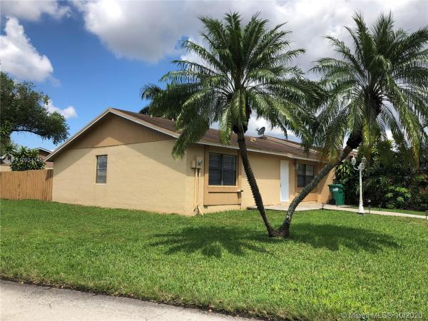 Westwind Lakes Townhouses, 6933 SW 152nd Ct, Kendall West, Florida 33193, image 2