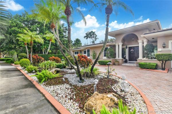 Loch Lomond, 16141 W Troon Cir, Miami Lakes, Florida 33014, image 2