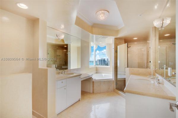 The Parc At Turnberry Isle, 19400 Turnberry Way #1611, Aventura, Florida 33180, image 2