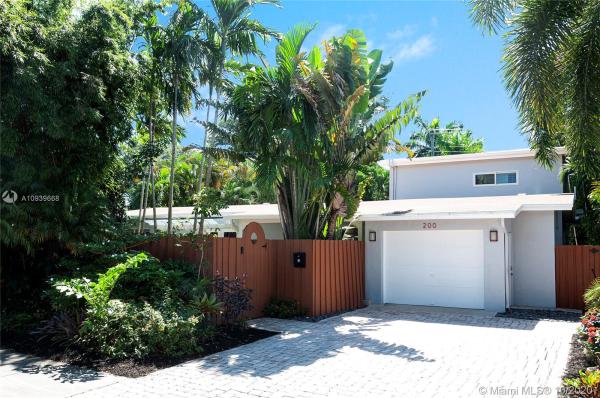 Petite, 200 NE 21st Ct, Wilton Manors, Florida 33305, image 2