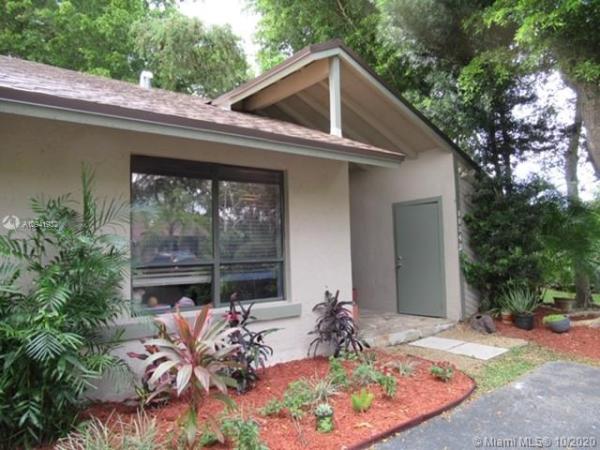 Heftler Townhouses, 11342 SW 115th Ter, Kendall, Florida 33176, image 2