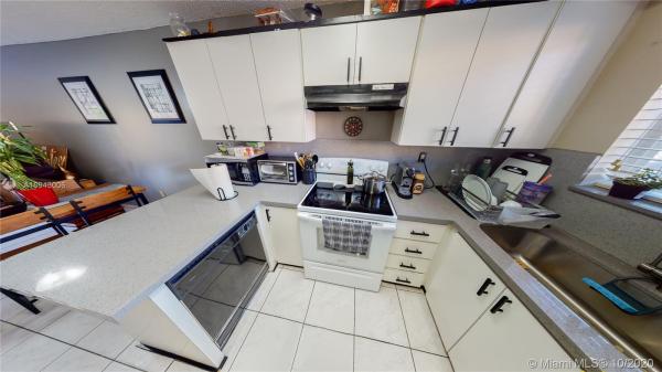 8173 NW 8th St #5, Fountainebleau, Florida 33126, image 2
