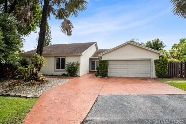 Lakes Of The Meadow, 14734 SW 52nd Ter, Kendall West, Florida 33185, image 2