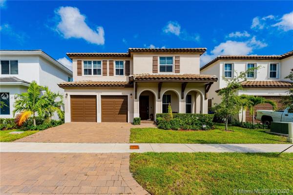 Venetian Parc, 15229 SW 176th Ter, Richmond West, Florida 33187, image 2