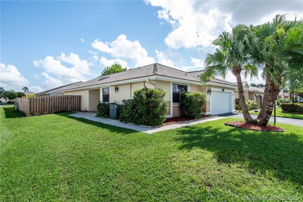 Waterford Patio Homes, 5870 Bristol Ln, Davie, Florida 33331, image 3