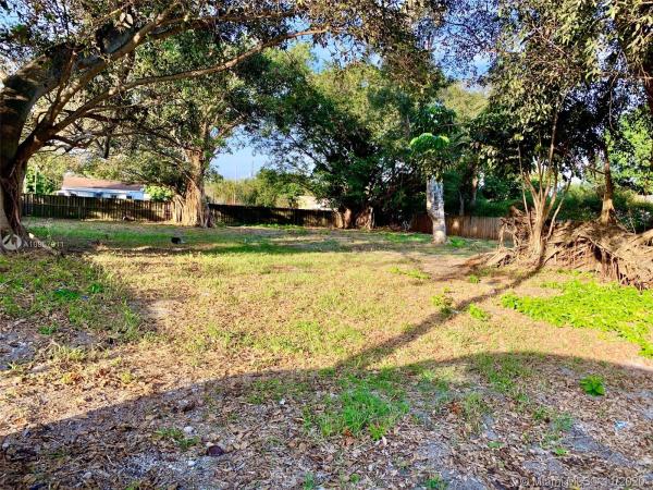 Biscayne Gardens, 71 NE 163rd St, Golden Glades, Florida 33162, image 2