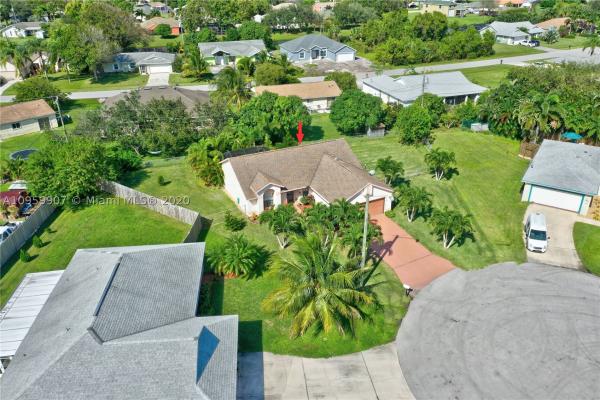 3001 SE Tipton Ct, Florida 34952, image 2