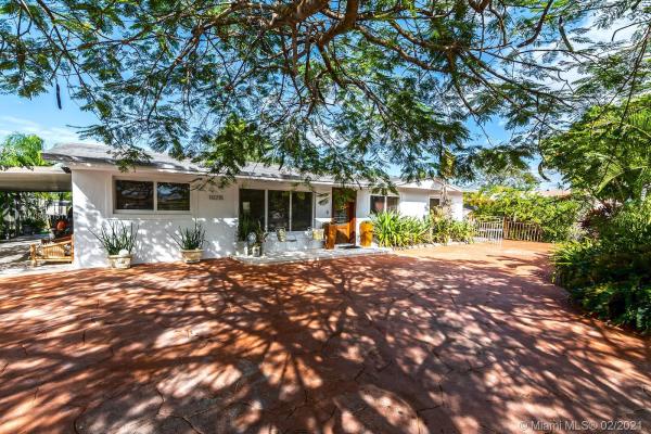 Heftler Homes, 10215 SW 42nd Ter, Westwood Lakes, Florida 33165, image 2
