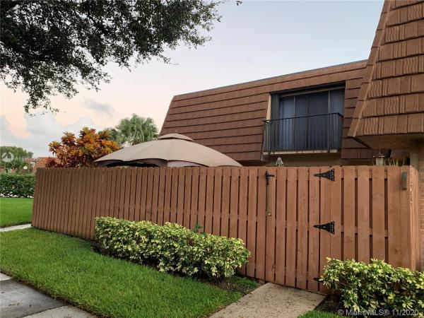 Camelot Gardens, 2565 Garden Ct, Cooper City, Florida 33026, image 2