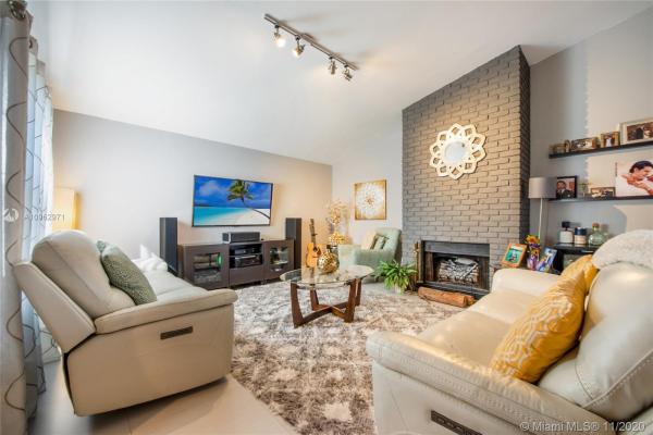 Patio Homes At Lakes Of The Meadow, 4231 SW 148th Pl, Kendall West, Florida 33185, image 2