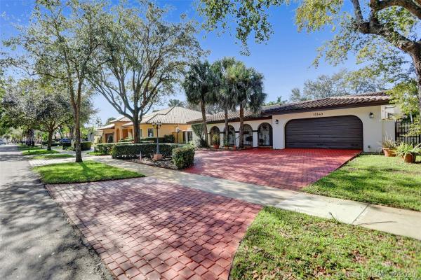 Lake Glenn Ellen, 15140 Dunbarton Pl, Miami Lakes, Florida 33016, image 2