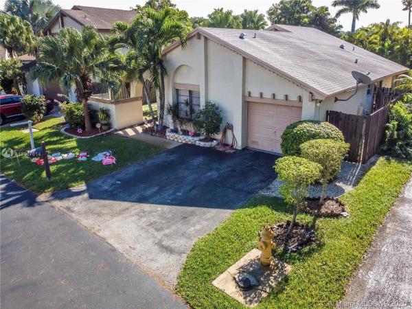 Lakes Of The Meadow, 5423 SW 152nd Place Cir, Kendall West, Florida 33185, image 2