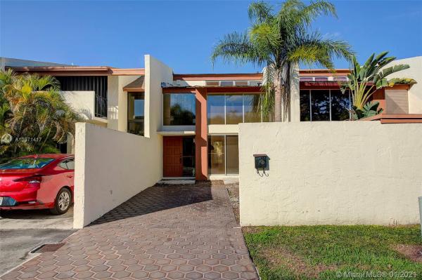 Sunset Park Lake Villas, 10453 SW 80th St, Kendall, Florida 33173, image 2