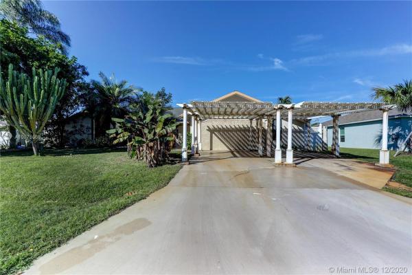 1974 SE Doverbrook St, Florida 34983, image 2