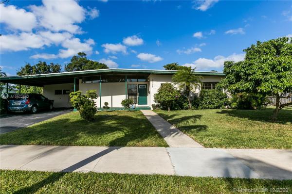 Sky Lake, 2005 NE 185th Ter, North Miami Beach, Florida 33179, image 2
