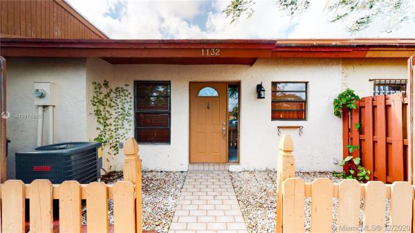 Tamiami Lakes Townhomes, 1132 SW 135th Pl #1132, Tamiami, Florida 33184, image 2