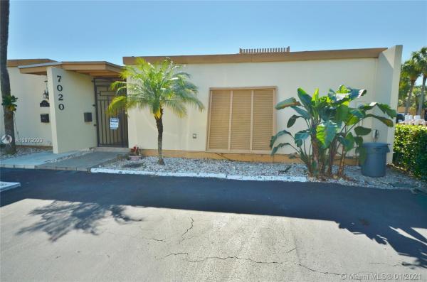 Loch Lomond West, 7020 Crown Gate Ct, Miami Lakes, Florida 33014, image 2