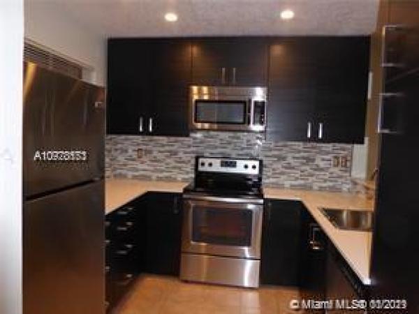 Kendall Lakes East Lakeview Townhouses, 13400 SW 62 St #101, Kendale Lakes, Florida 33183, image 1