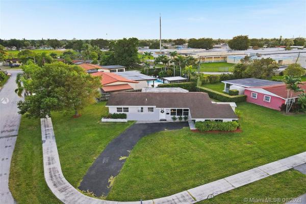 Heftler Homes, 4500 SW 102nd Pl, Westwood Lakes, Florida 33165, image 2