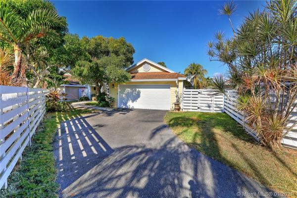 Royal Glen, 10016 SW 139th Pl, The Hammocks, Florida 33186, image 2