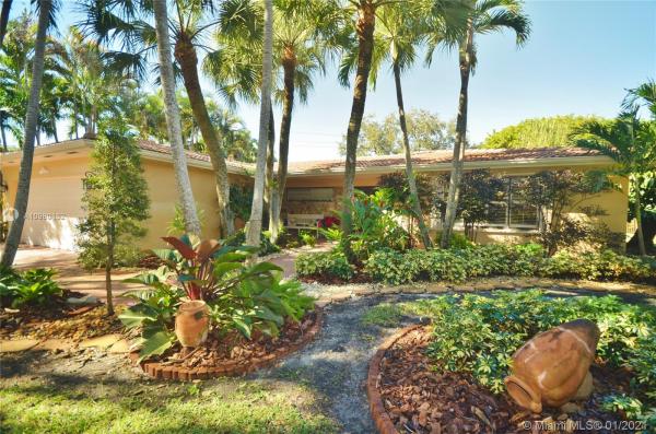 Lake Glenn Ellen, 15310 Dunbarton Pl, Miami Lakes, Florida 33016, image 2