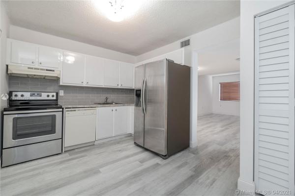 Mira Villas, 8245 NW 6th Ter #207, Fountainebleau, Florida 33126, image 2