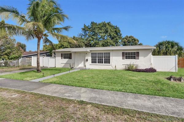 Berkeley Manor, 17601 NW Sunshine State Pkwy E, Miami Gardens, Florida 33169, image 2
