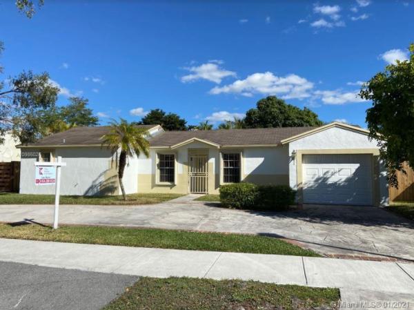 Country Lake Manors, 20121 NW 57th Ct, Hialeah, Florida 33015, image 2