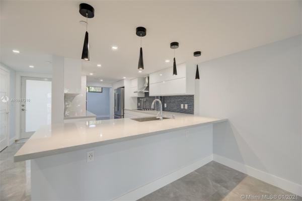 Poinciana Island Yacht & Racquet Club, 422 Poinciana Dr #1711, Sunny Isles Beach, Florida 33160, image 2