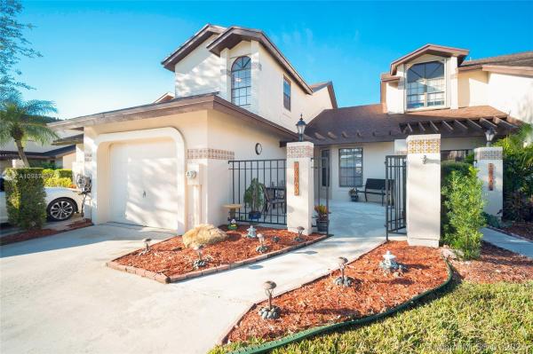 Valencia Townhomes, 10044 SW 137th Pl, The Hammocks, Florida 33186, image 2