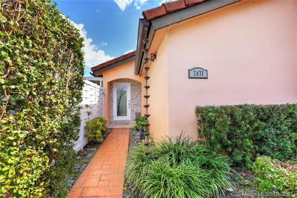 California Mansions, 2471 SW 113th Ct, University Park, Florida 33165, image 2