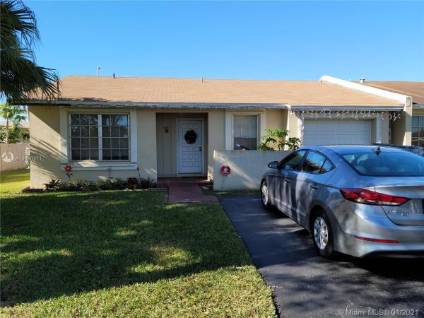 Woodstock Villas, 10930 SW 117th Pl, Kendall, Florida 33186, image 2