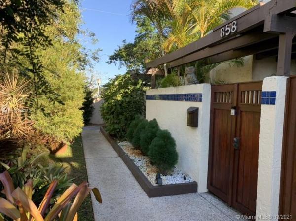 Footbridge Townhouse, 858 NE 20th Dr, Wilton Manors, Florida 33305, image 2