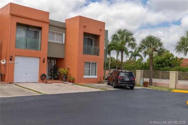 Imperial Villas At Imperial Lake, 12698 NW 11th Ln #12698, Tamiami, Florida 33182, image 2