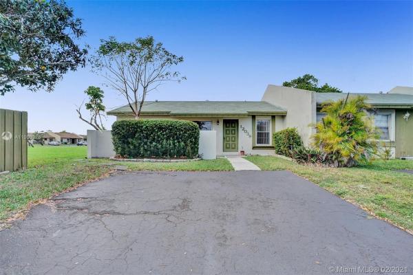 Devon Aire Villas, 12039 SW 110th St Cir S, The Crossings, Florida 33186, image 2